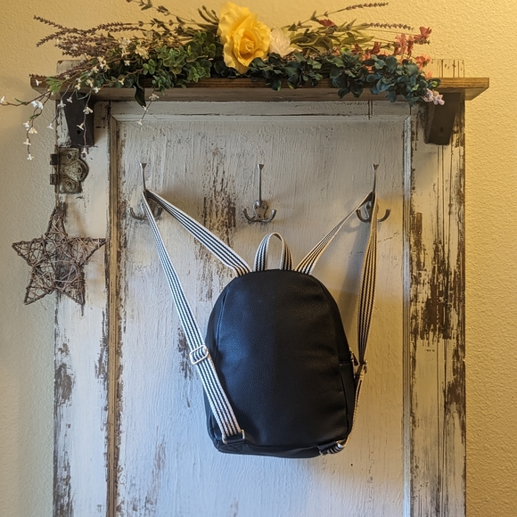 NWOT Thirty One Monogrammed Boutique Backpack - Picture 3 of 3